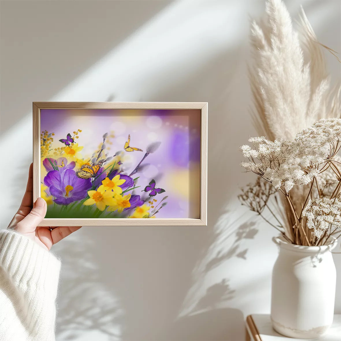 紫のクロッカスと黄色い水仙に舞う蝶々の春の情景画