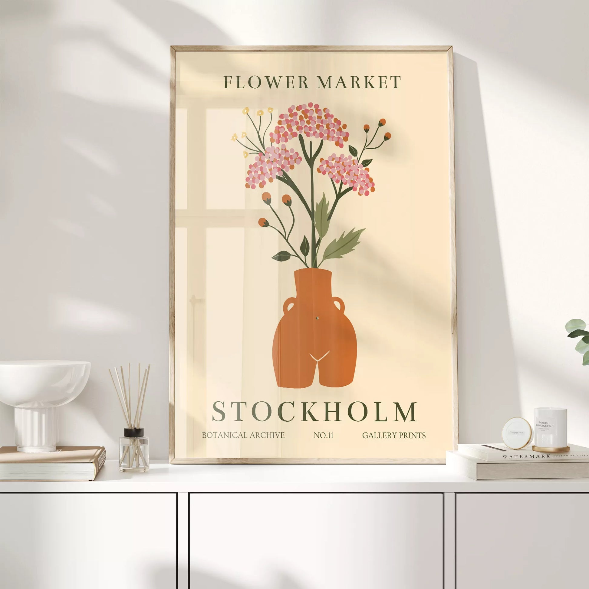北欧風フラワーマーケットのボタニカルアートポスター、テラコッタ色の花瓶に活けたピンクの花