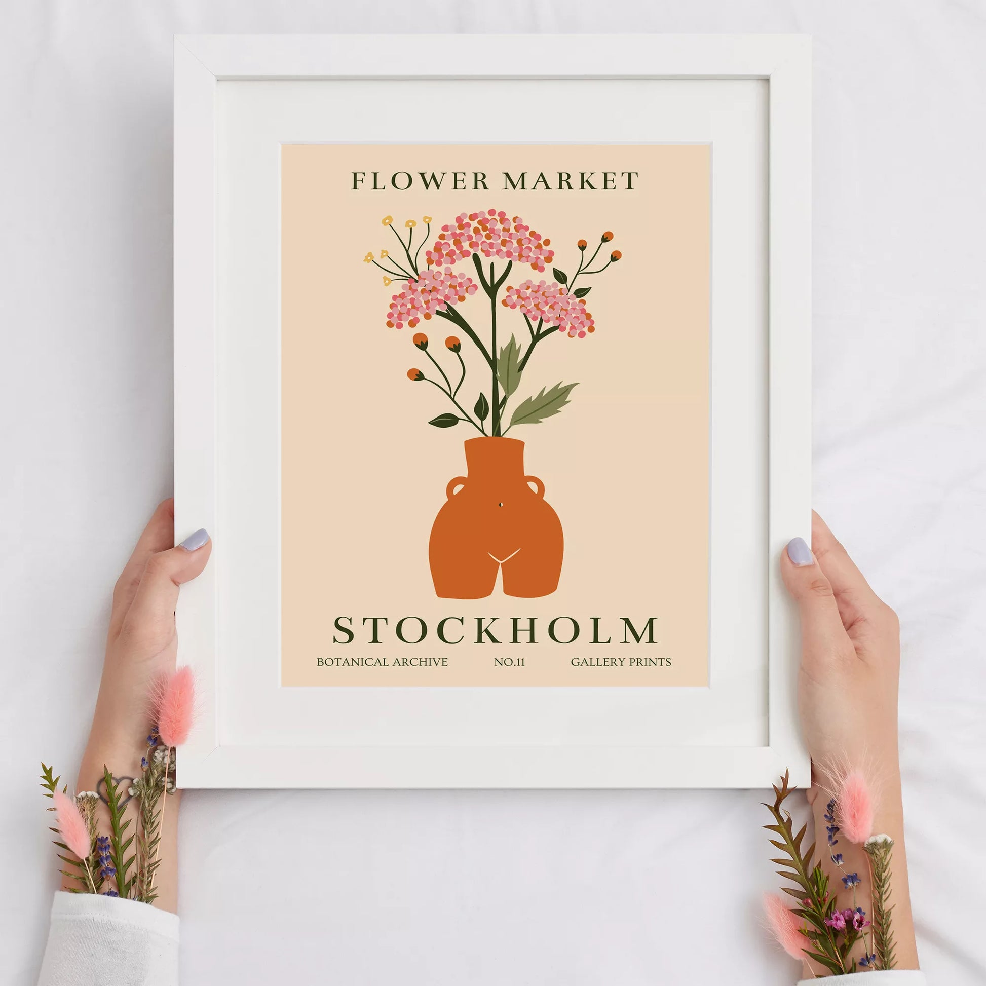 北欧風フラワーマーケットのボタニカルアートポスター、テラコッタ色の花瓶に活けたピンクの花