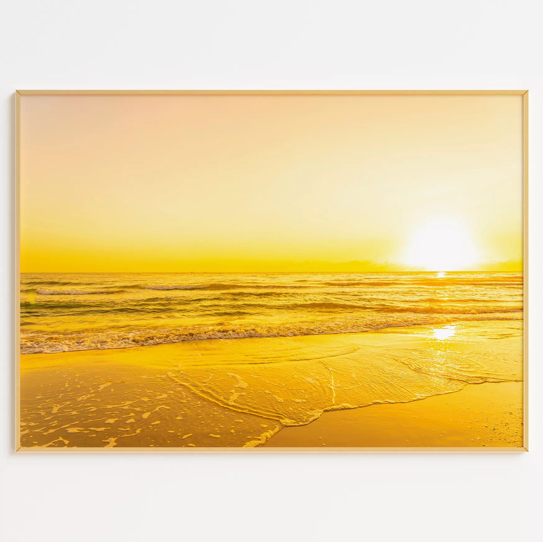 朝日が輝くゴールドイエローのビーチアートポスター