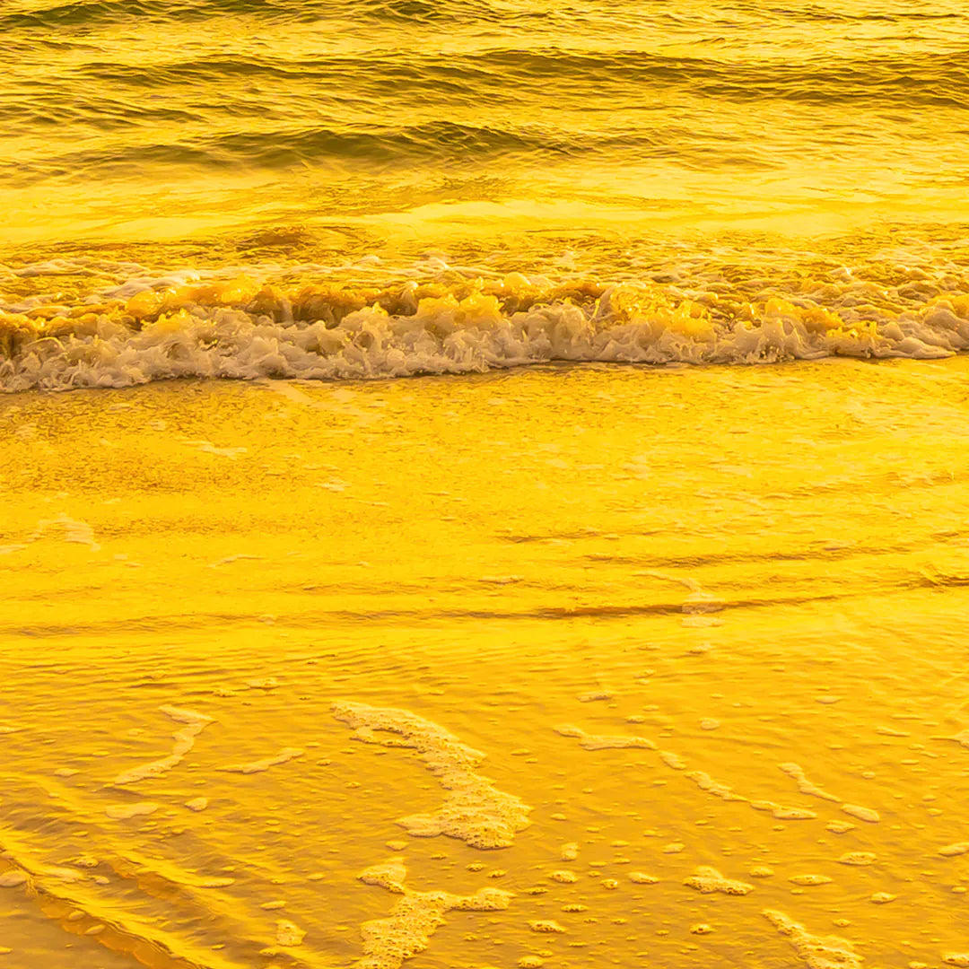 朝日が輝くゴールドイエローのビーチアートポスター