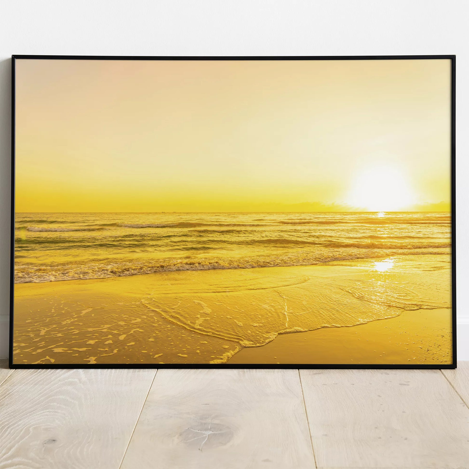 朝日が輝くゴールドイエローのビーチアートポスター
