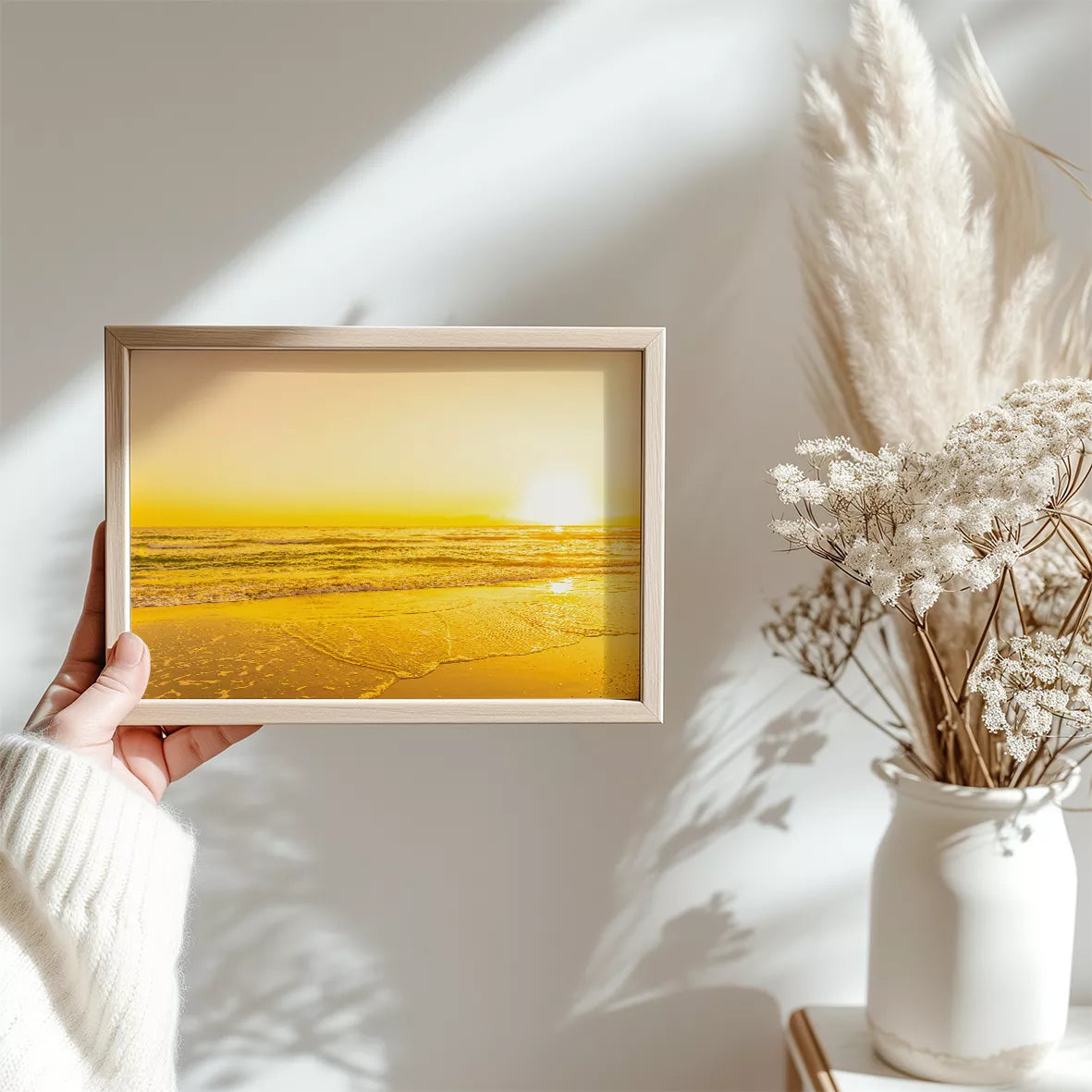 朝日が輝くゴールドイエローのビーチアートポスター