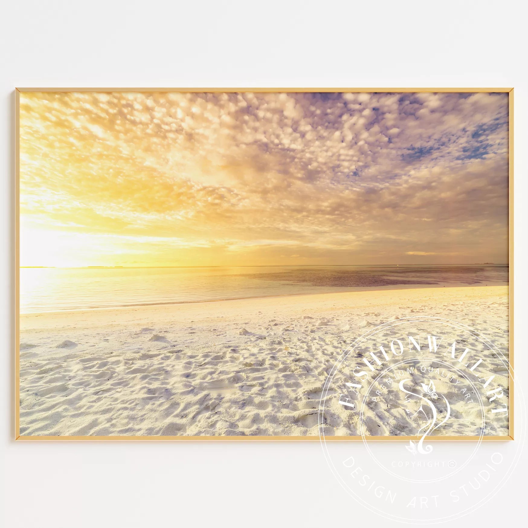 黄金色の夕暮れ時の砂浜、穏やかな海岸風景アート