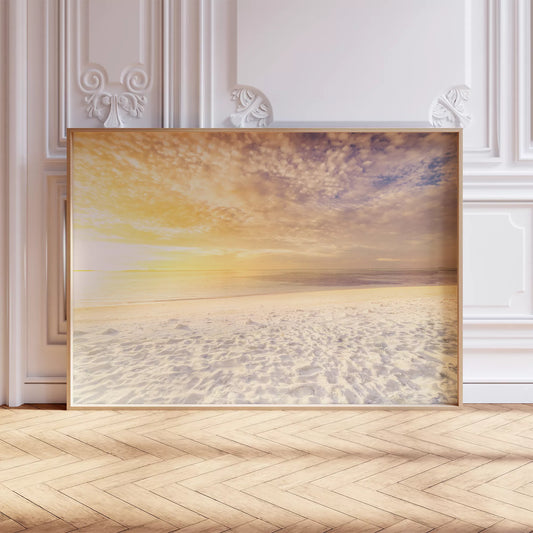 黄金色の夕暮れ時の砂浜、穏やかな海岸風景アート