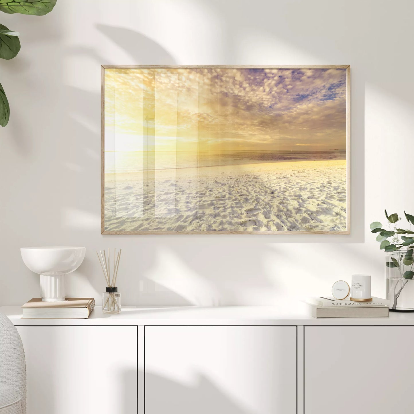 黄金色の夕暮れ時の砂浜、穏やかな海岸風景アート