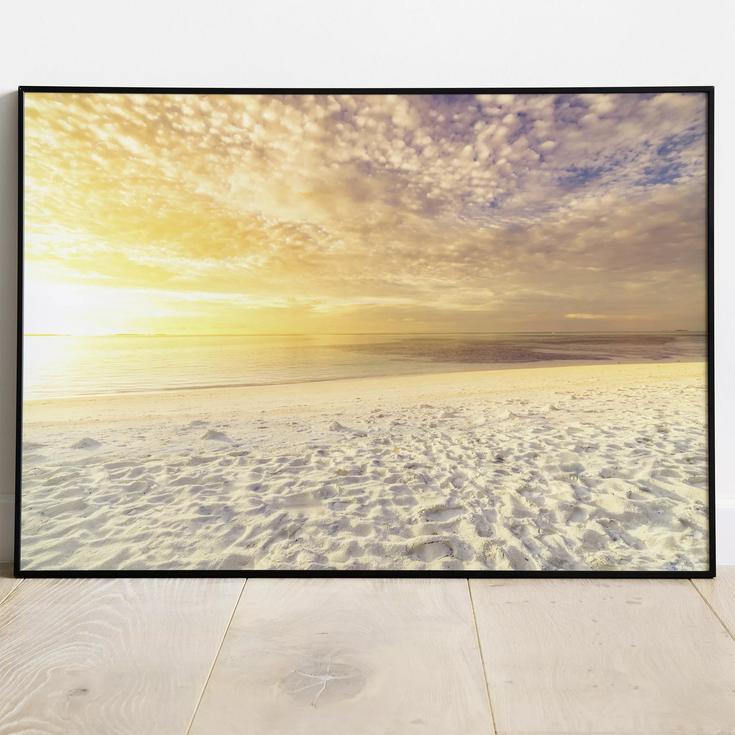 黄金色の夕暮れ時の砂浜、穏やかな海岸風景アート