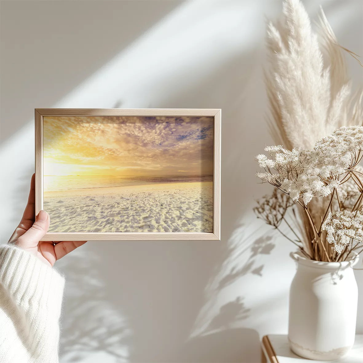 黄金色の夕暮れ時の砂浜、穏やかな海岸風景アート