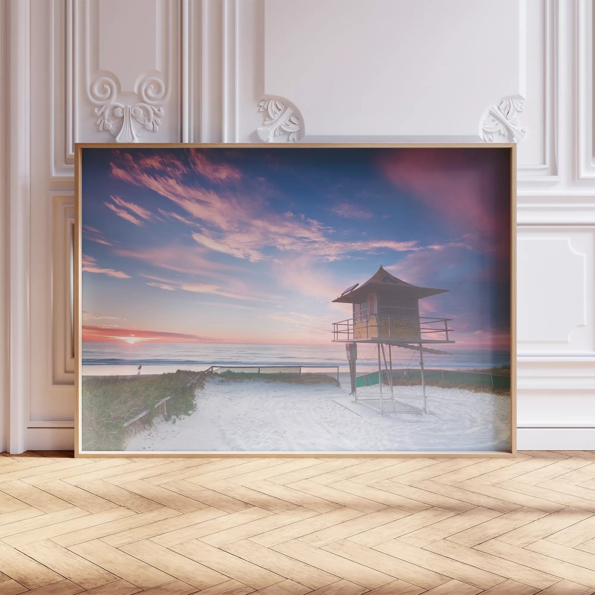 夕暮れのビーチと監視台、ピンク色の空とオーシャンビュー