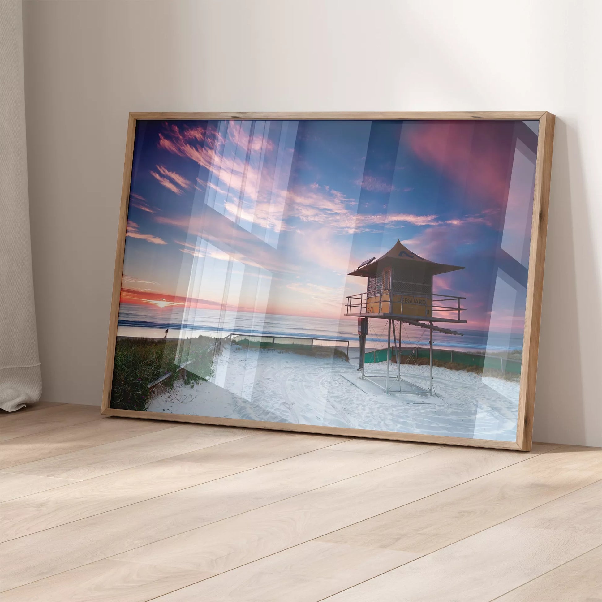 夕暮れのビーチと監視台、ピンク色の空とオーシャンビュー