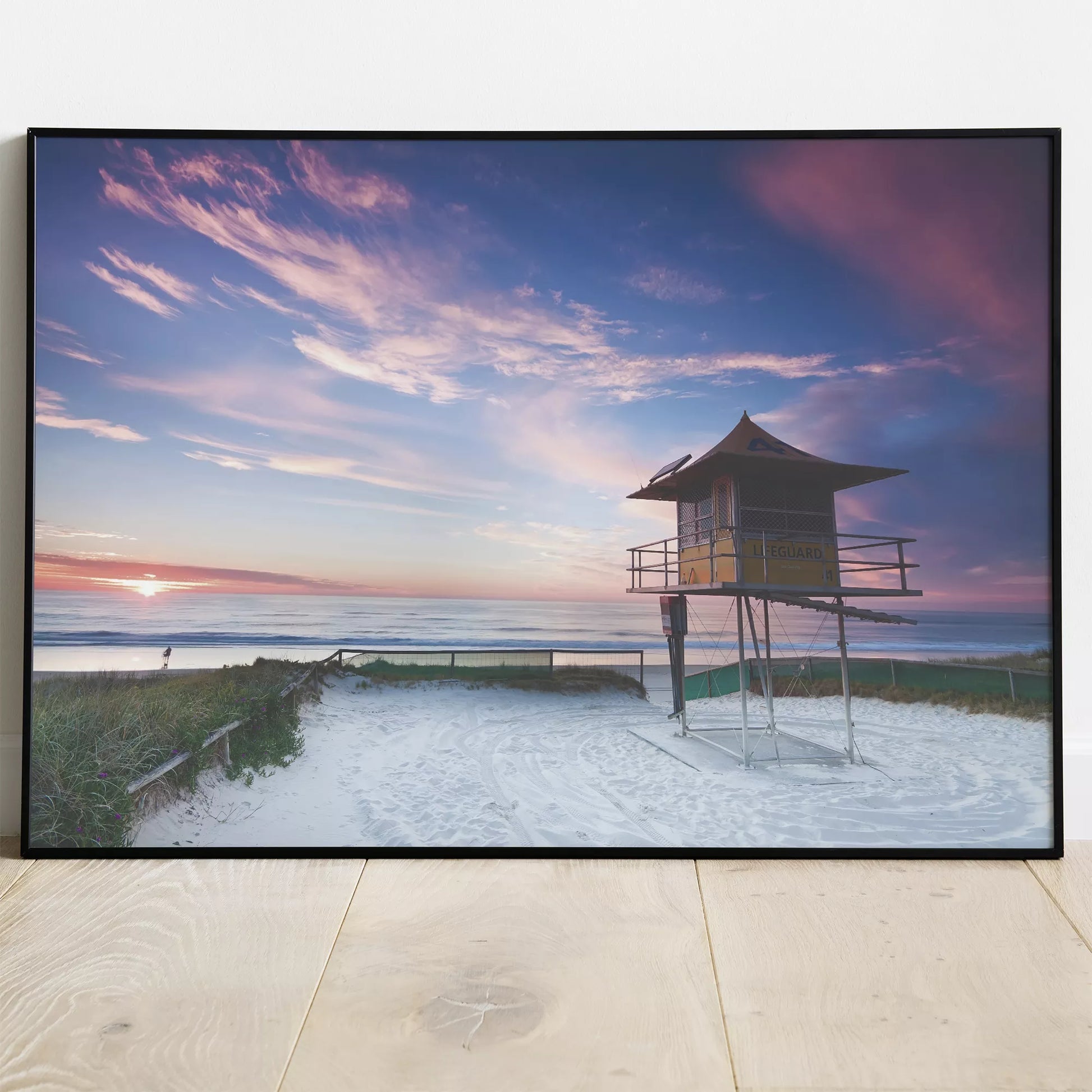 夕暮れのビーチと監視台、ピンク色の空とオーシャンビュー