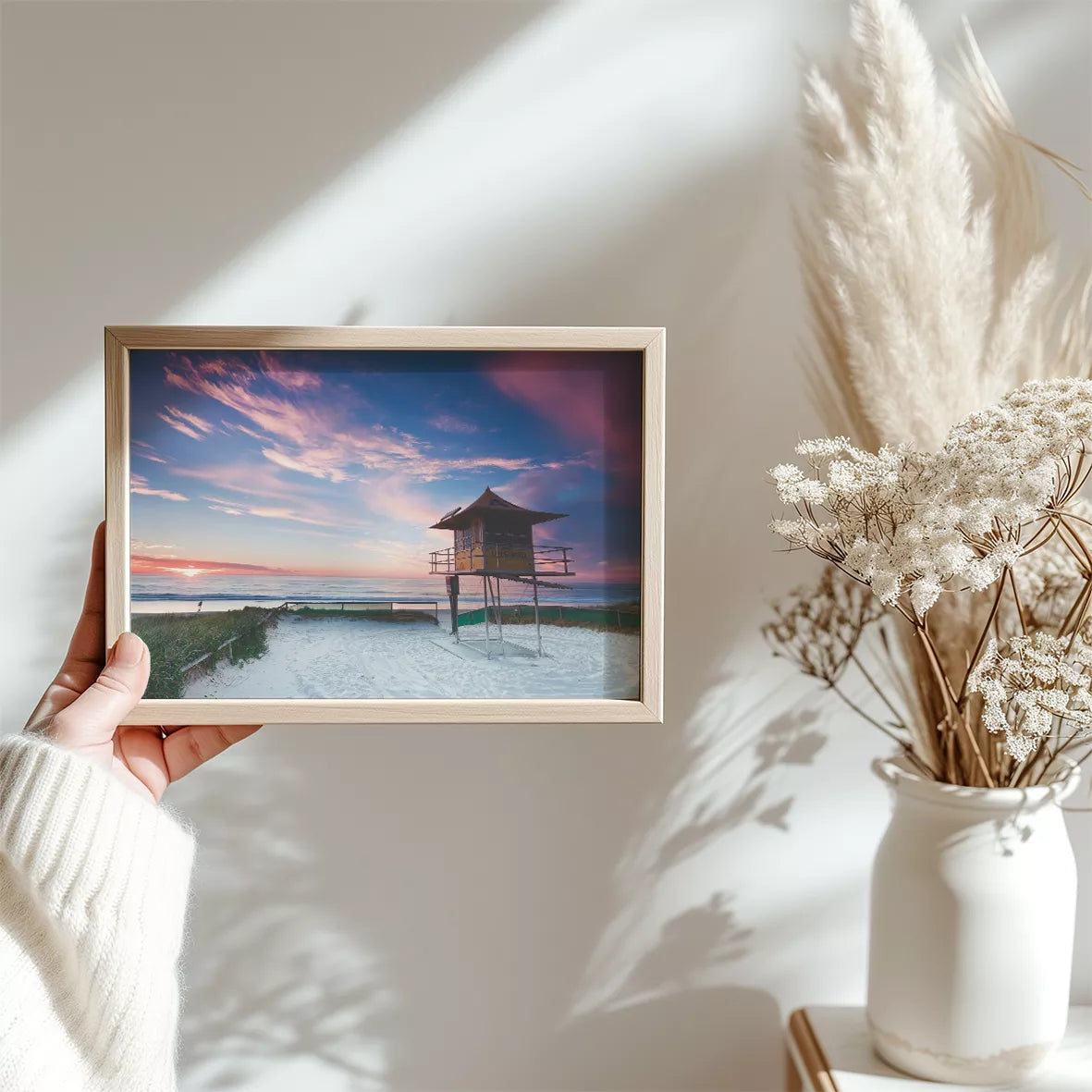 夕暮れのビーチと監視台、ピンク色の空とオーシャンビュー