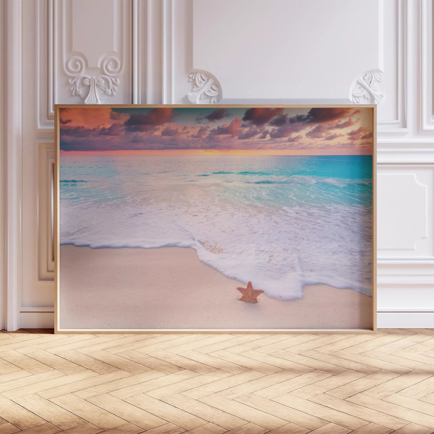 夕焼けのビーチと星の砂のある穏やかな海辺の風景