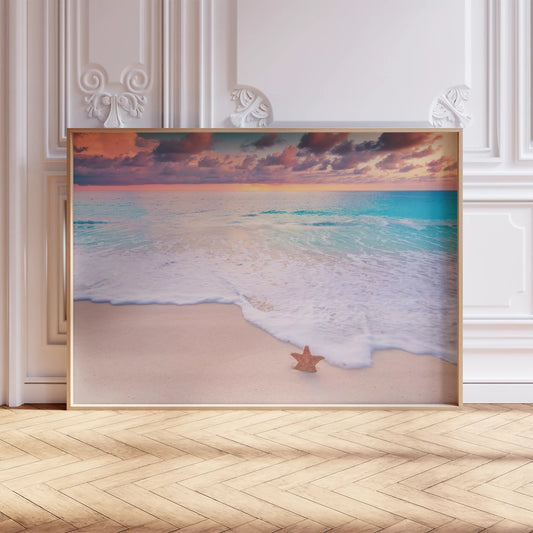 夕焼けのビーチと星の砂のある穏やかな海辺の風景