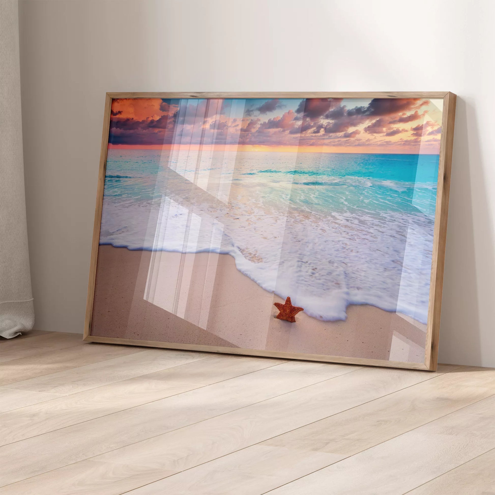 夕焼けのビーチと星の砂のある穏やかな海辺の風景