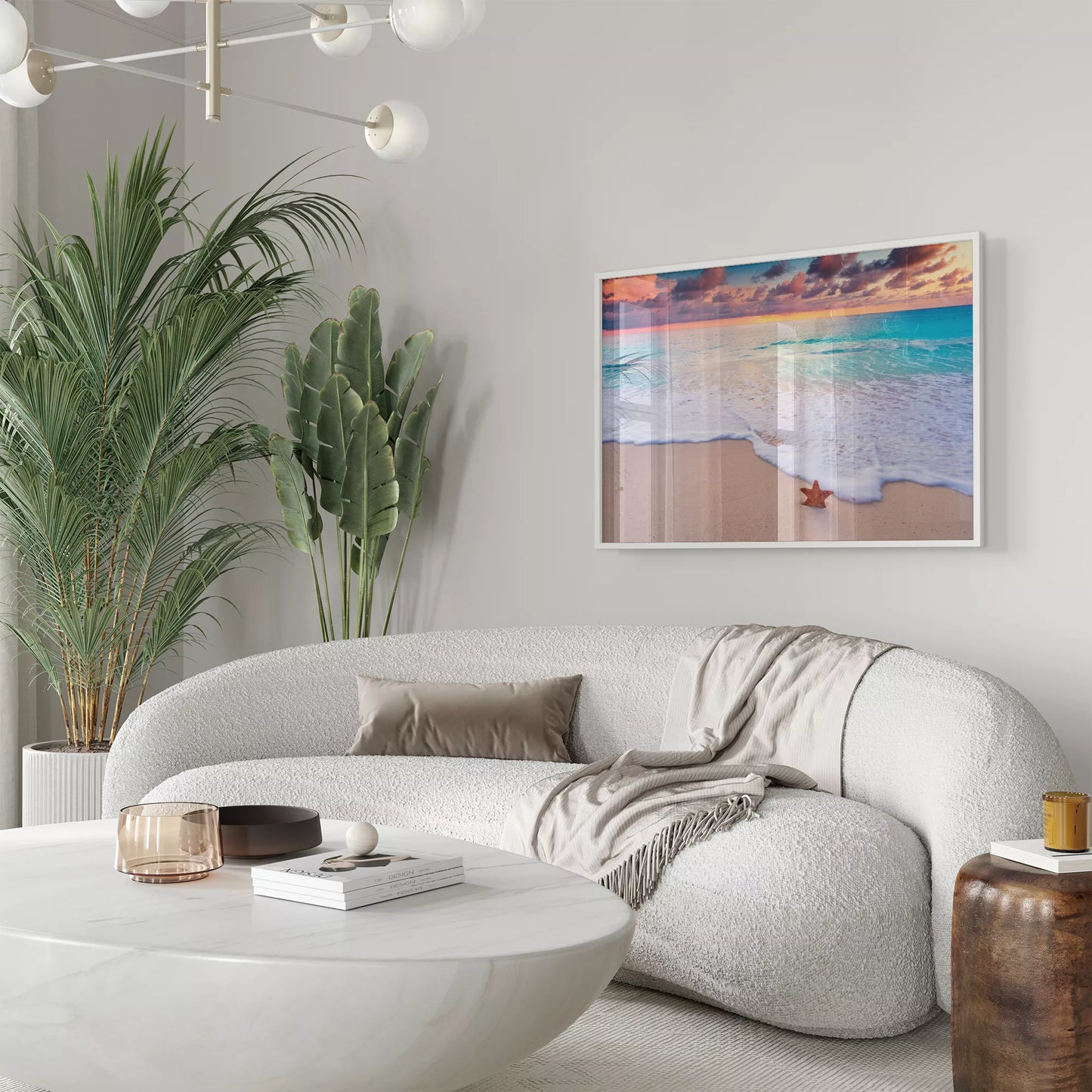 夕焼けのビーチと星の砂のある穏やかな海辺の風景