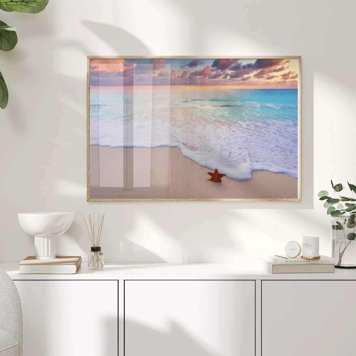 夕焼けのビーチと星の砂のある穏やかな海辺の風景