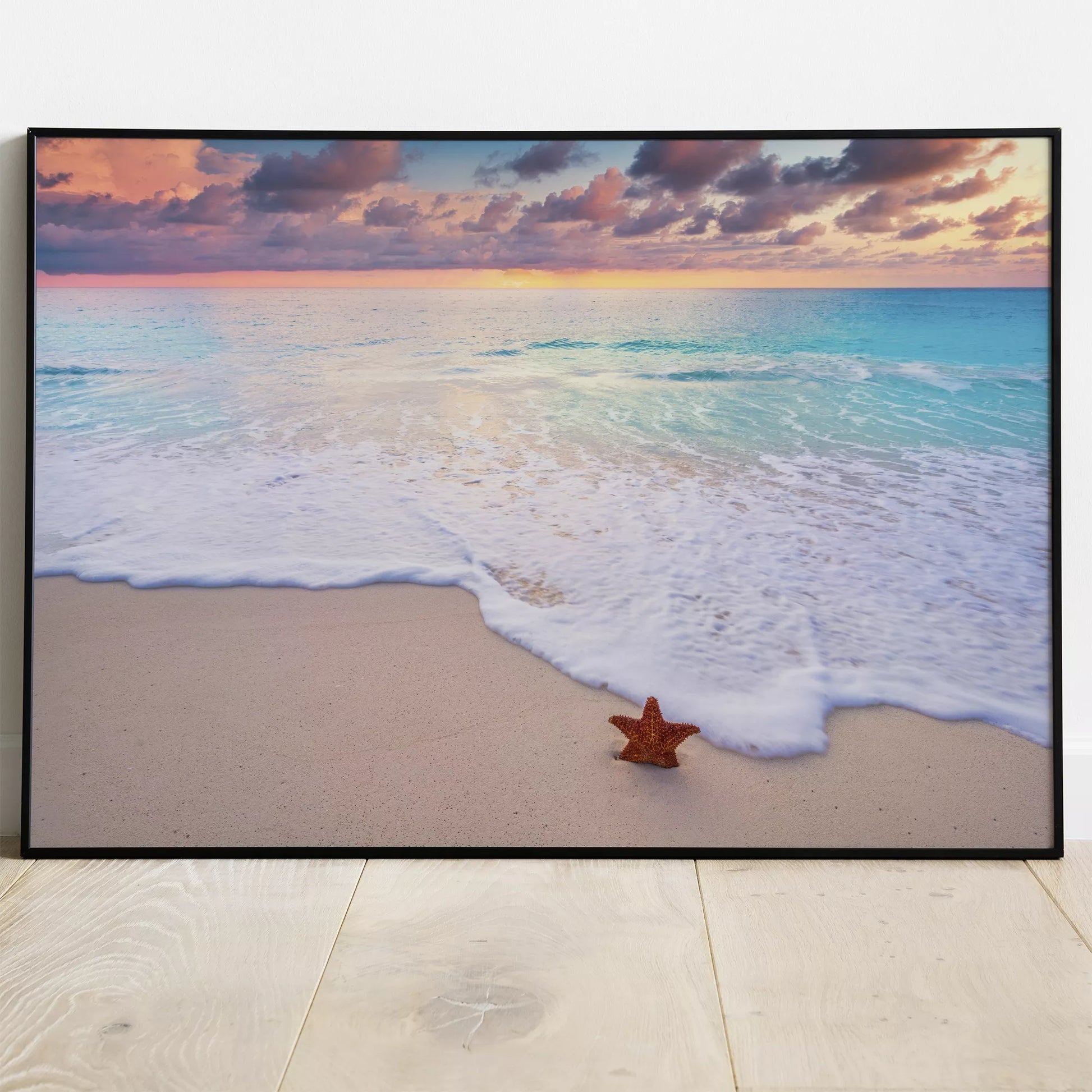 夕焼けのビーチと星の砂のある穏やかな海辺の風景