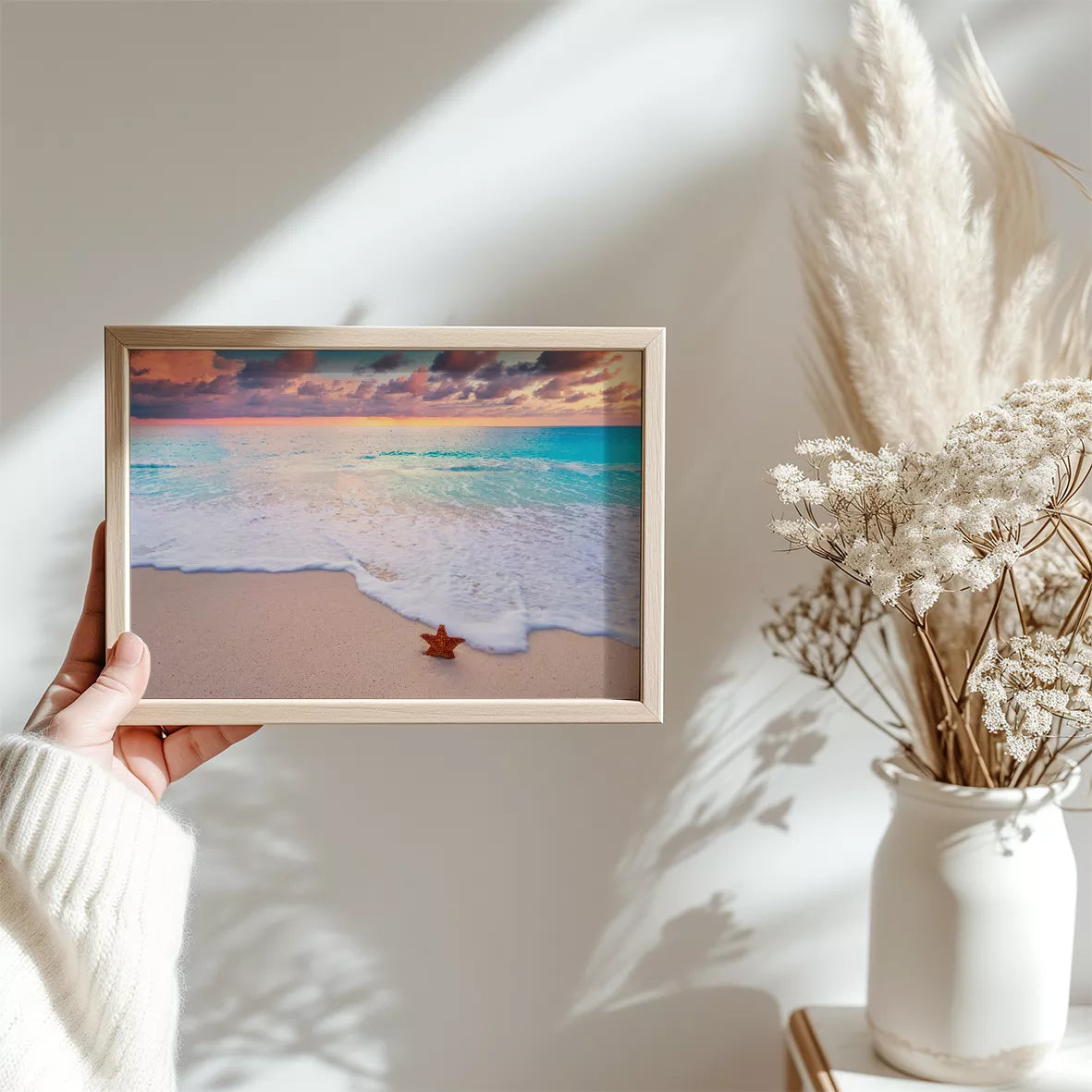 夕焼けのビーチと星の砂のある穏やかな海辺の風景