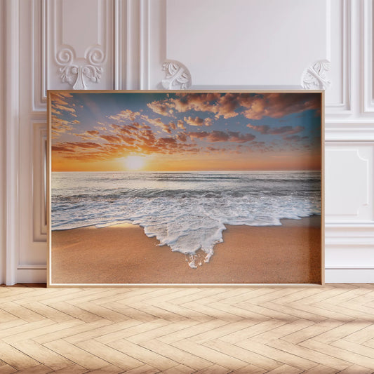 夕焼け空と波打ち際の風景、オレンジ色の空とターコイズブルーの海