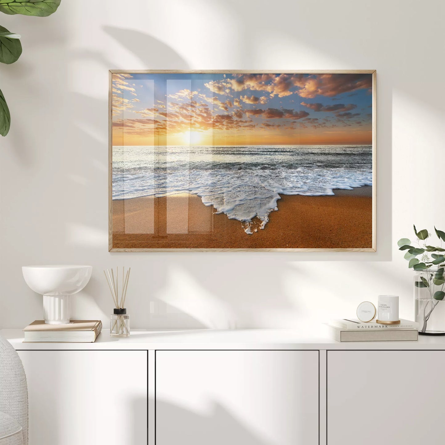 夕焼け空と波打ち際の風景、オレンジ色の空とターコイズブルーの海