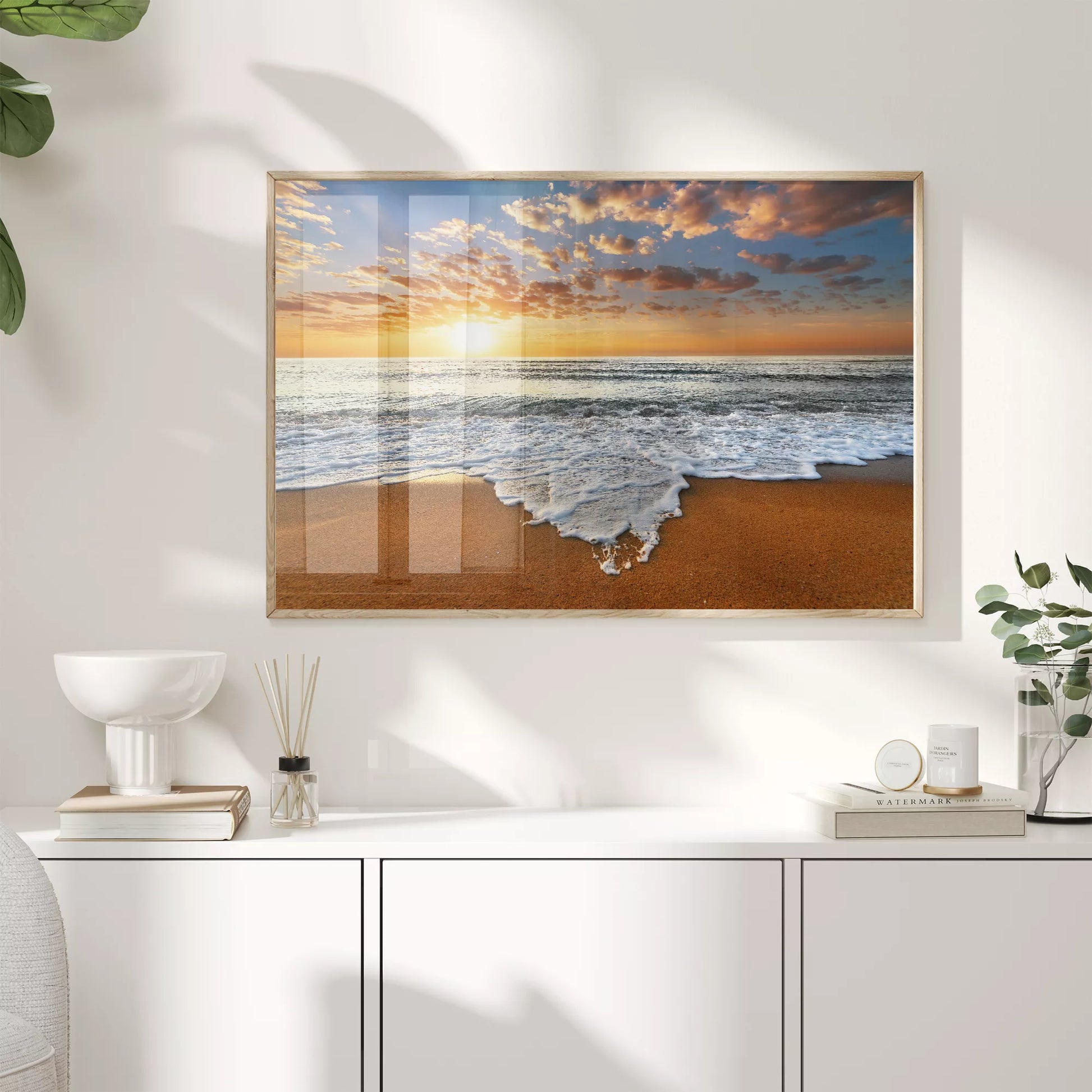 夕焼け空と波打ち際の風景、オレンジ色の空とターコイズブルーの海