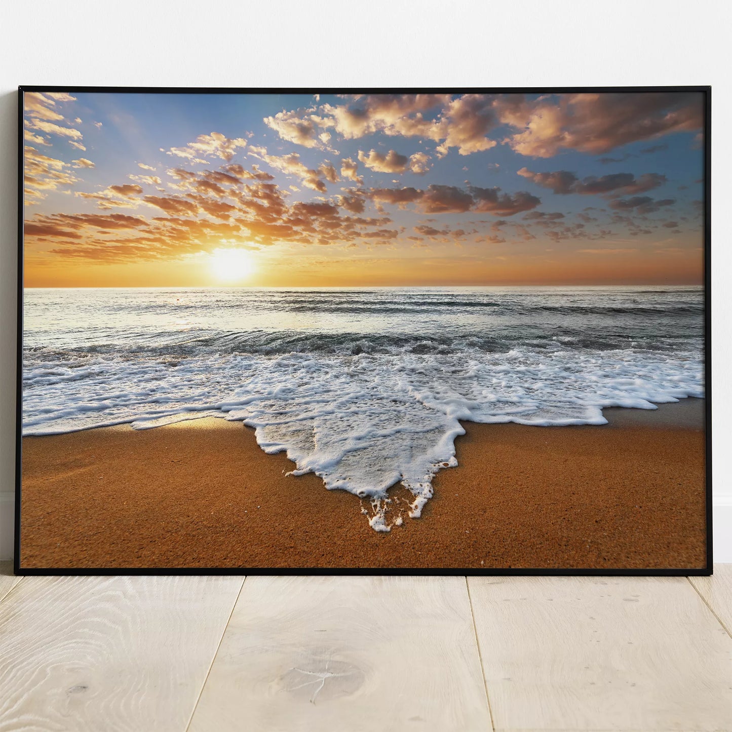 夕焼け空と波打ち際の風景、オレンジ色の空とターコイズブルーの海