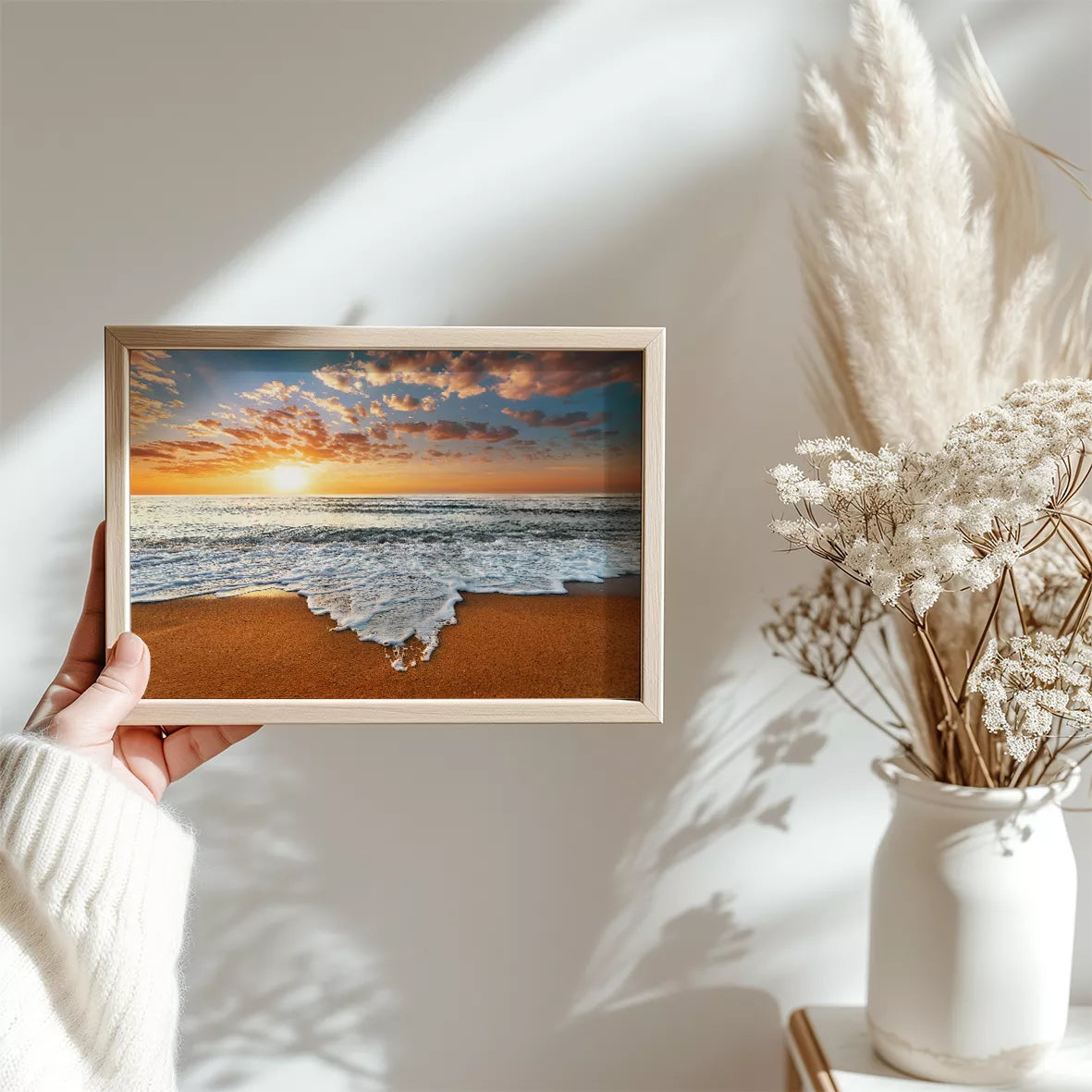 夕焼け空と波打ち際の風景、オレンジ色の空とターコイズブルーの海