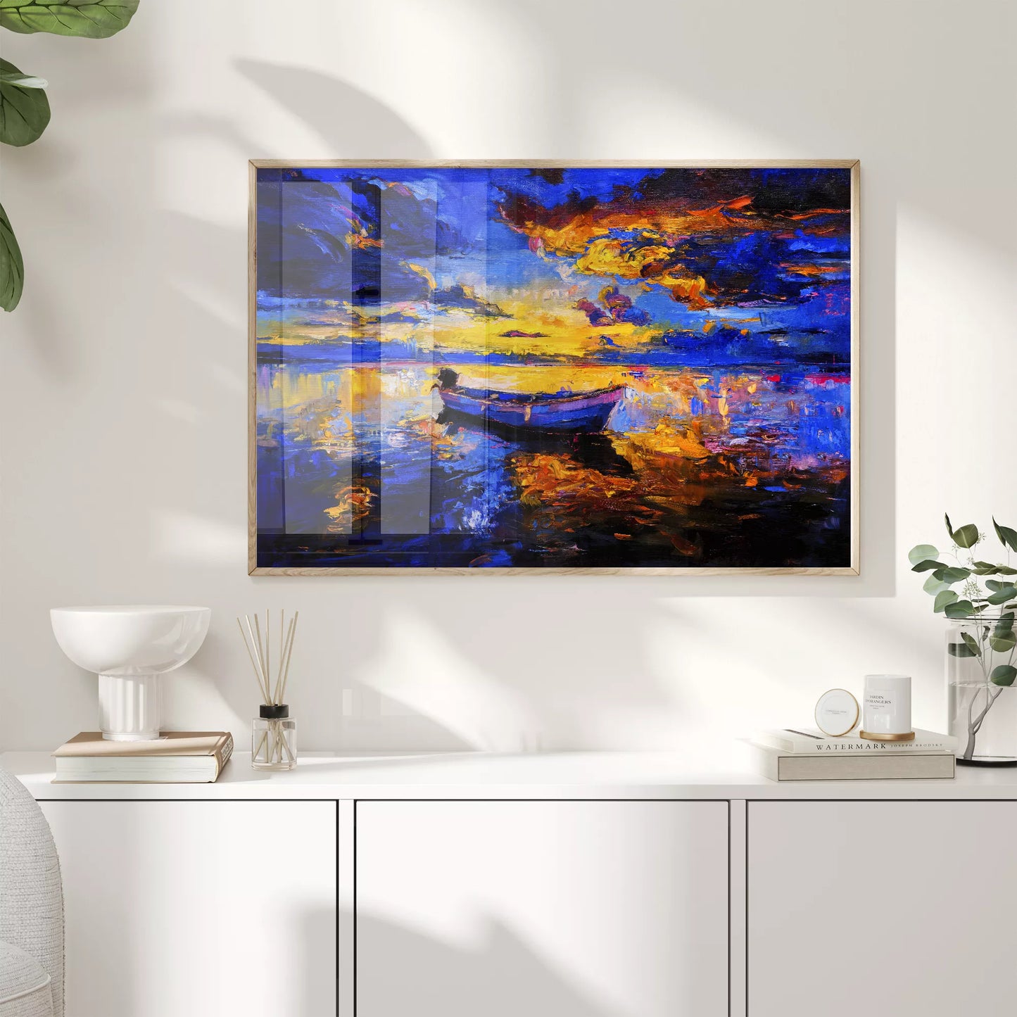 夕焼けの湖に浮かぶボート 青とオレンジの鮮やかな風景画