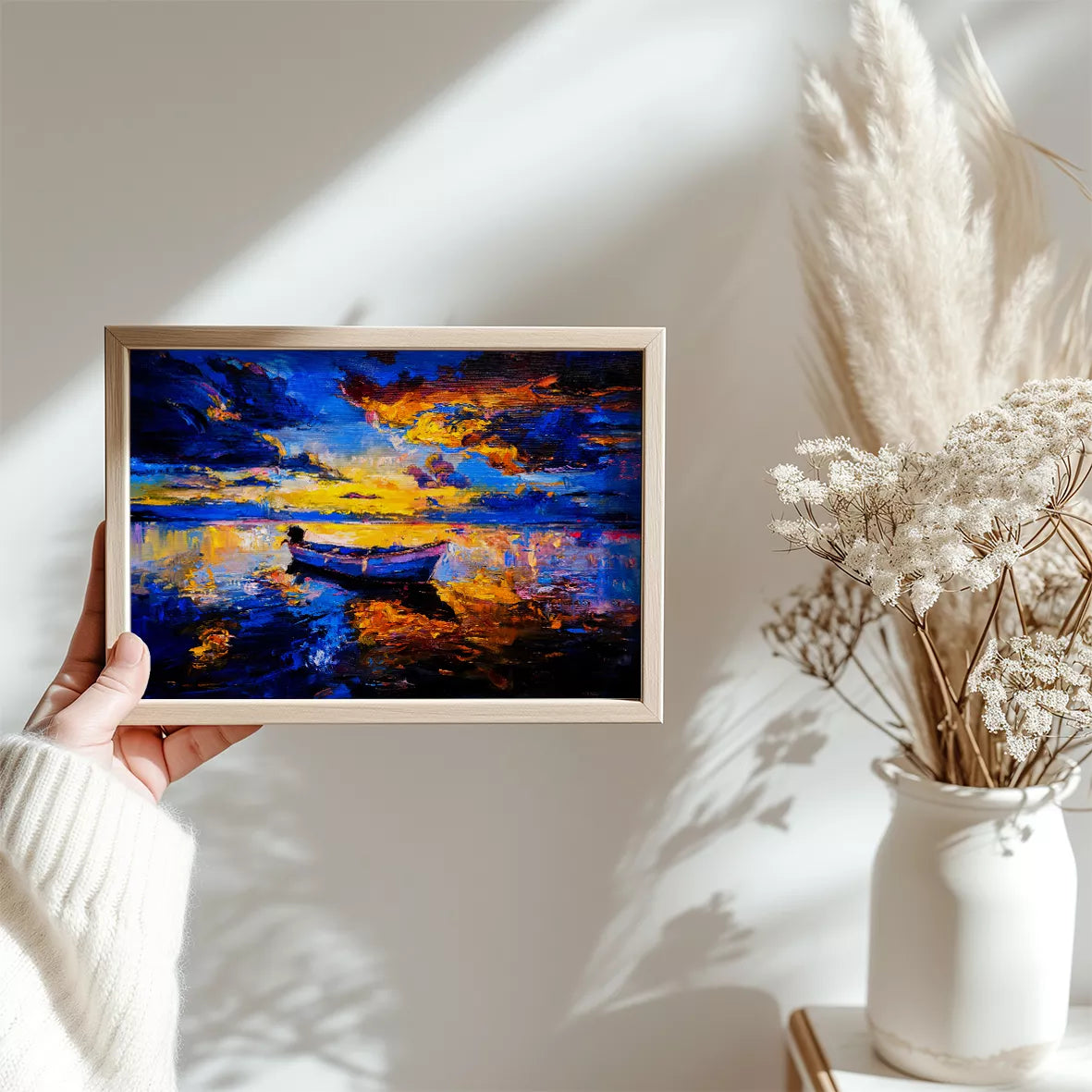 夕焼けの湖に浮かぶボート 青とオレンジの鮮やかな風景画