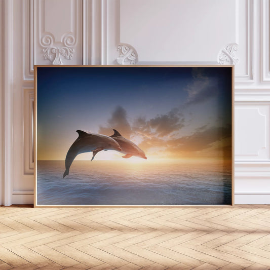 夕陽に向かってジャンプする2頭のイルカのシルエット