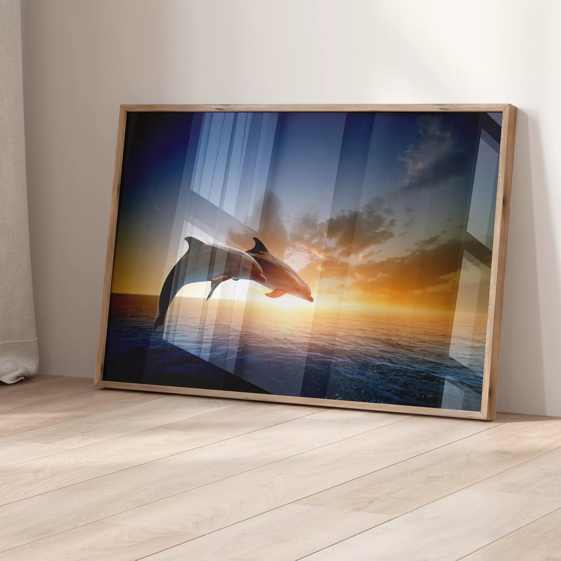 夕陽に向かってジャンプする2頭のイルカのシルエット