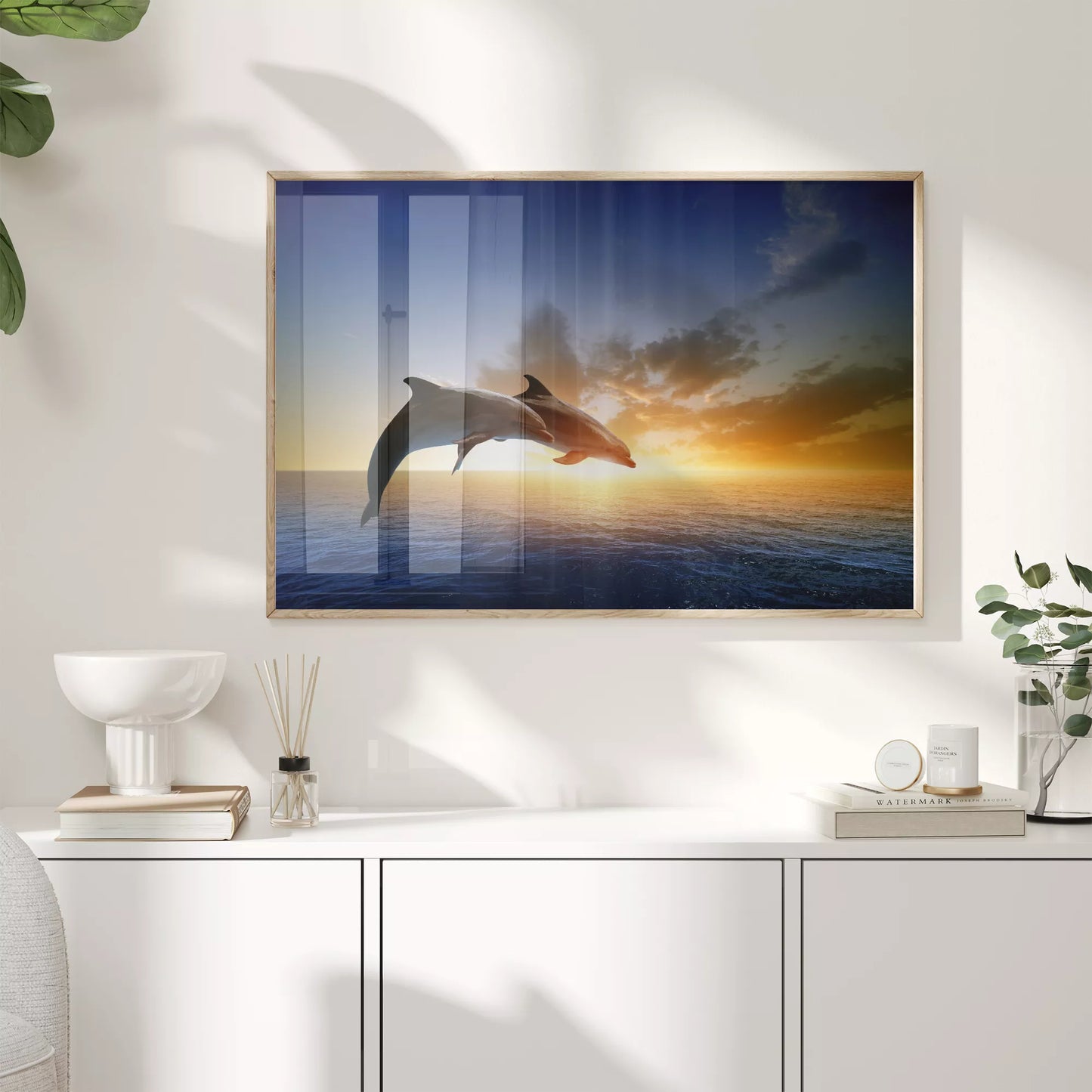 夕陽に向かってジャンプする2頭のイルカのシルエット