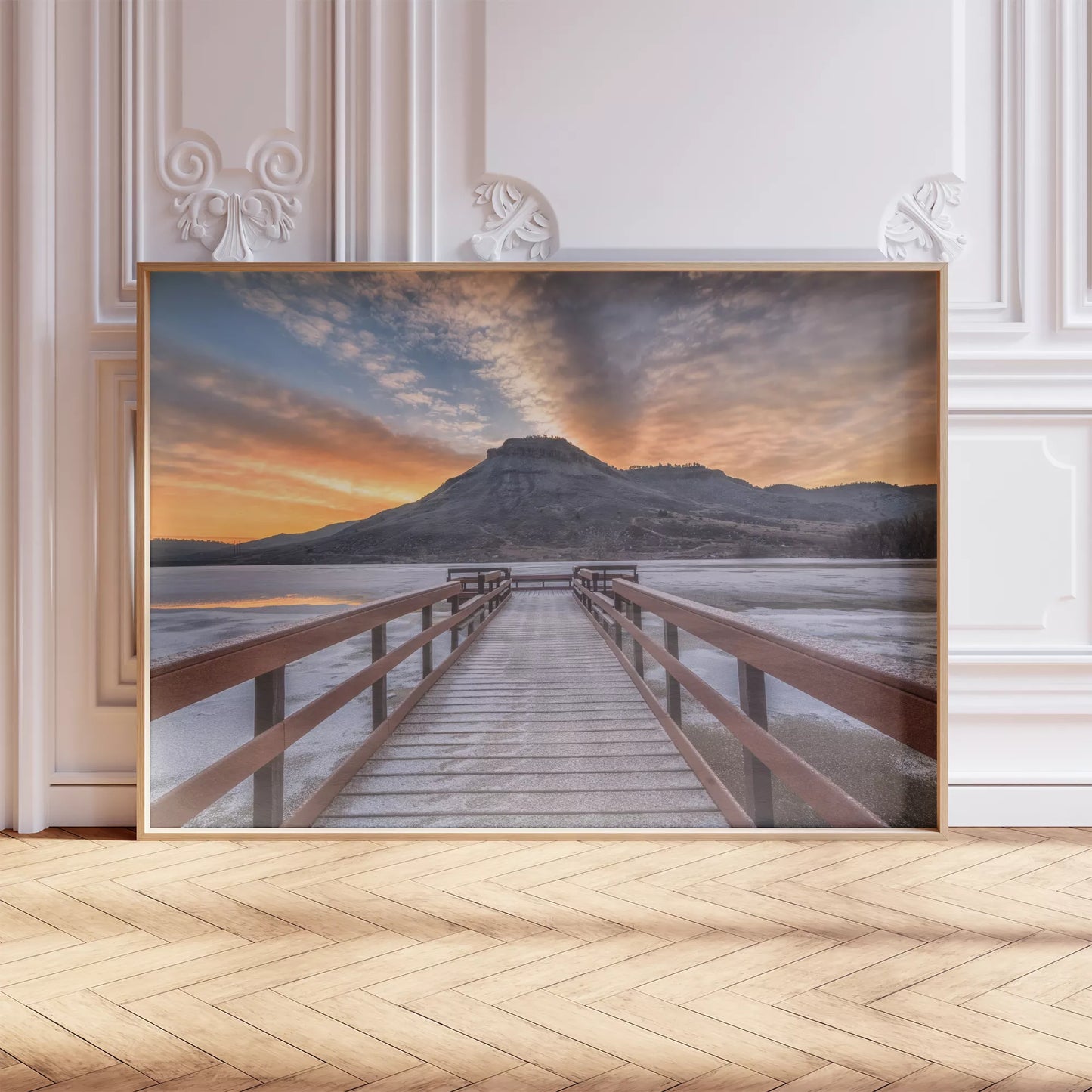 凍った湖に伸びる赤い桟橋と夕暮れの山の風景