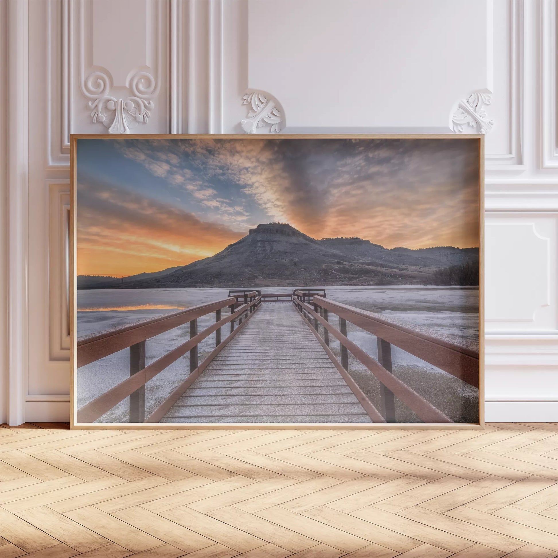 凍った湖に伸びる赤い桟橋と夕暮れの山の風景