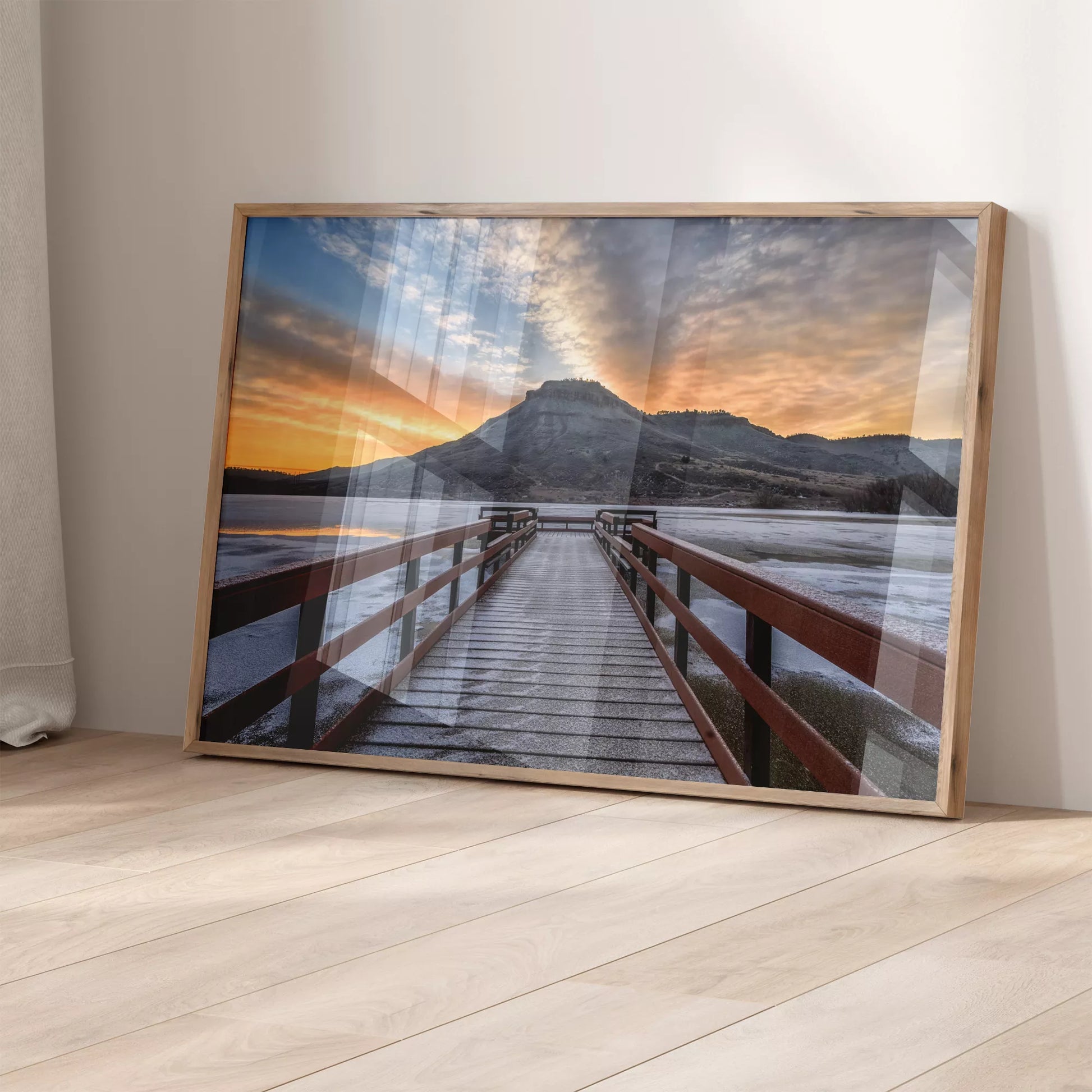 凍った湖に伸びる赤い桟橋と夕暮れの山の風景