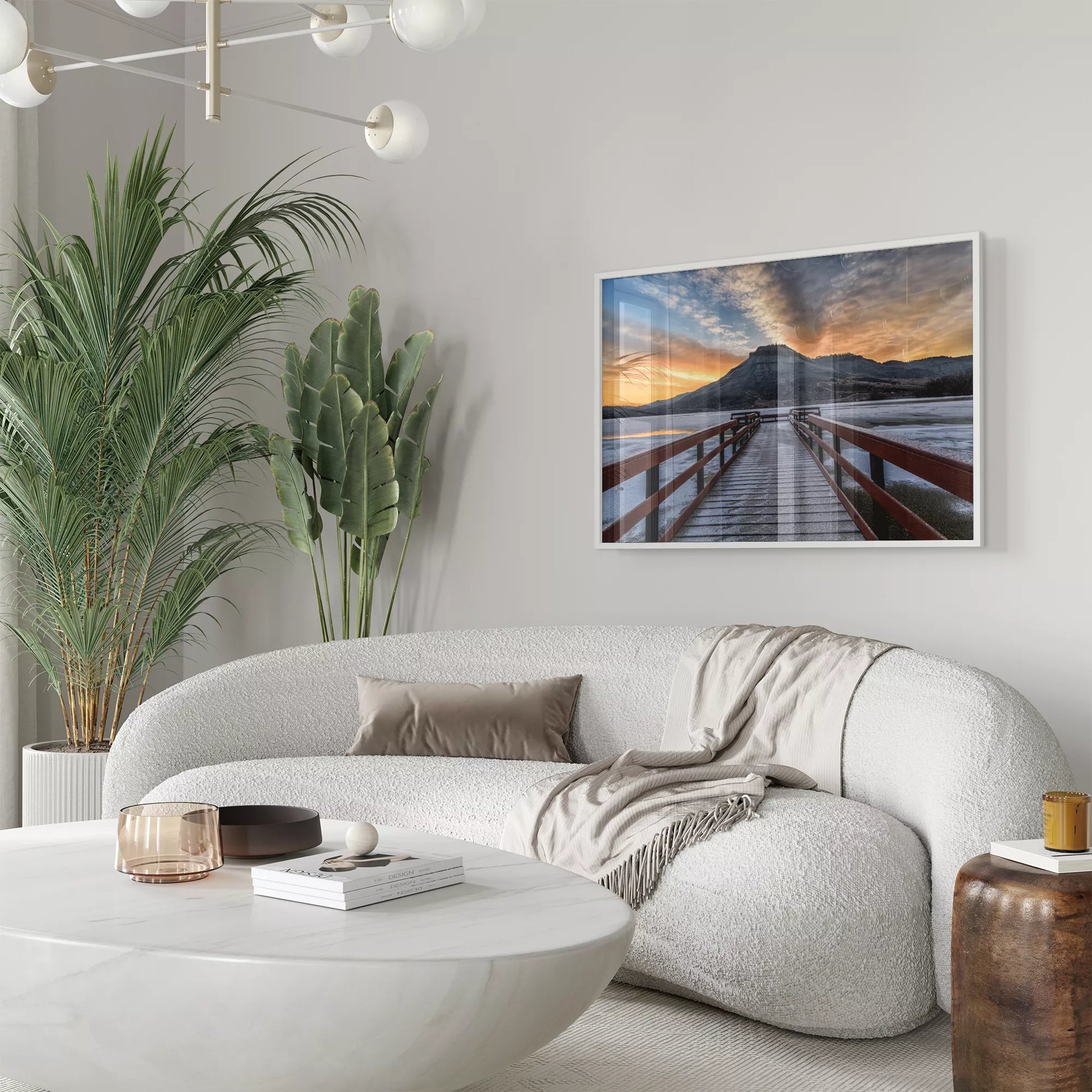 凍った湖に伸びる赤い桟橋と夕暮れの山の風景