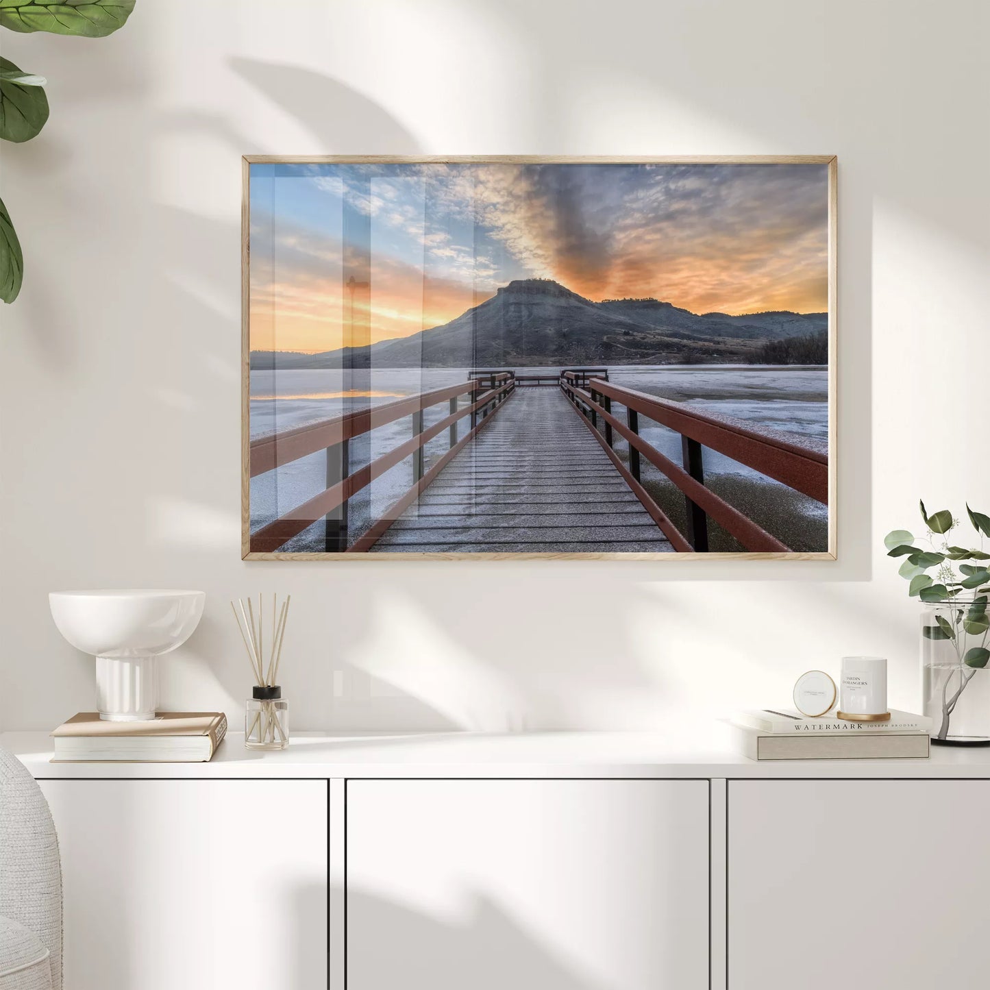 凍った湖に伸びる赤い桟橋と夕暮れの山の風景