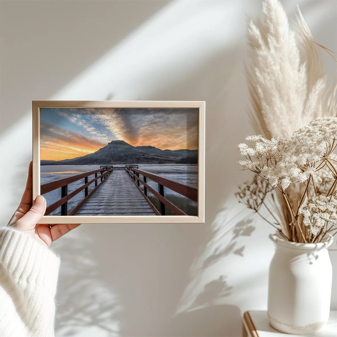 凍った湖に伸びる赤い桟橋と夕暮れの山の風景