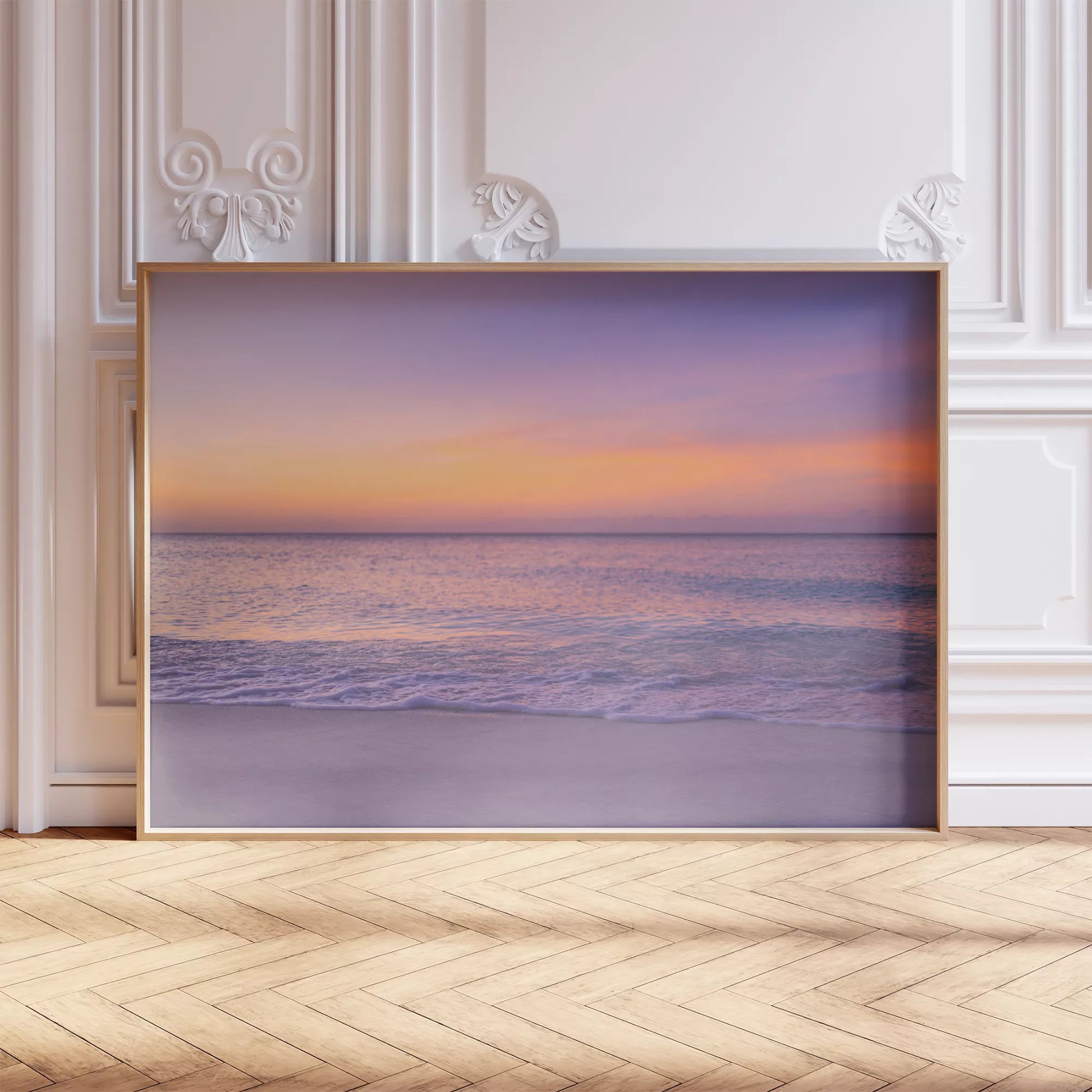 紫とオレンジの夕焼けに染まる穏やかな海の風景