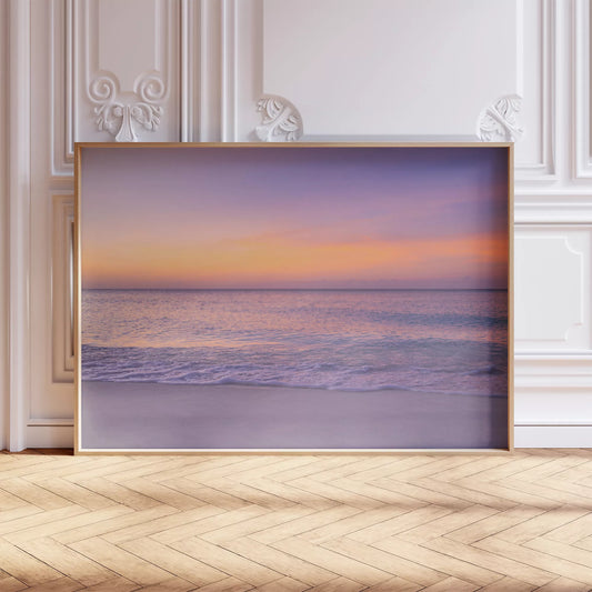 紫とオレンジの夕焼けに染まる穏やかな海の風景