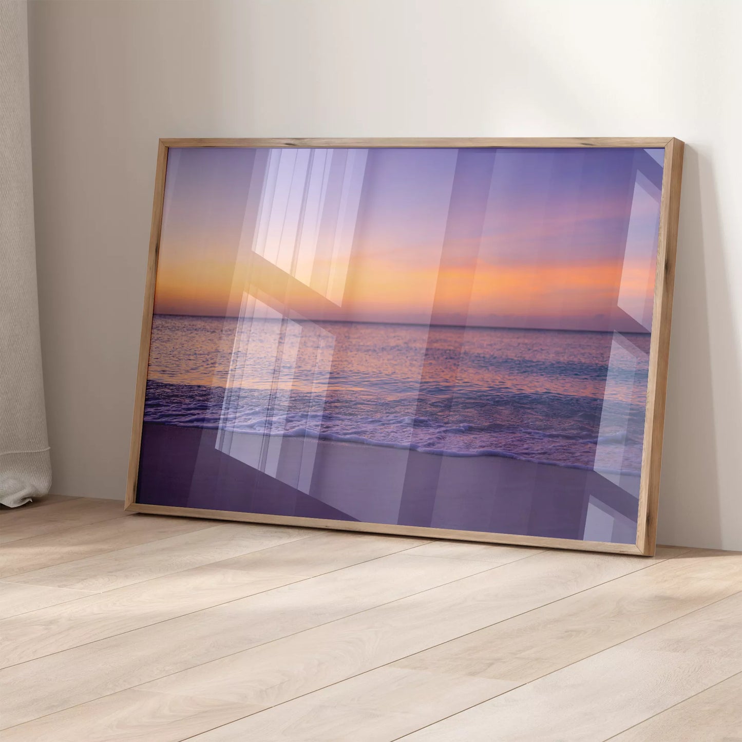 紫とオレンジの夕焼けに染まる穏やかな海の風景