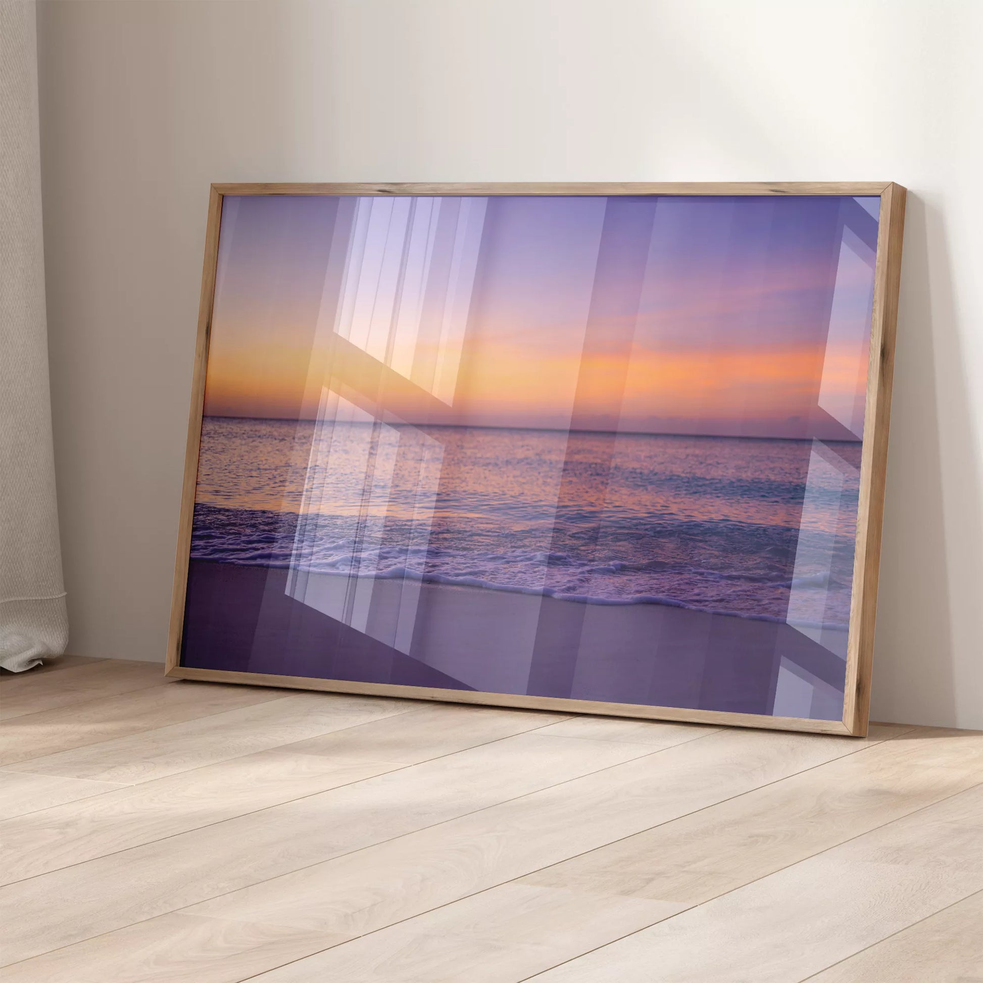 紫とオレンジの夕焼けに染まる穏やかな海の風景