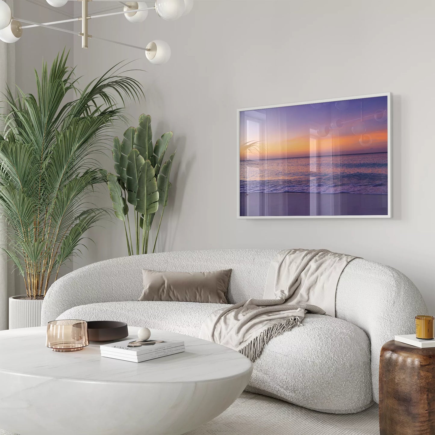 紫とオレンジの夕焼けに染まる穏やかな海の風景