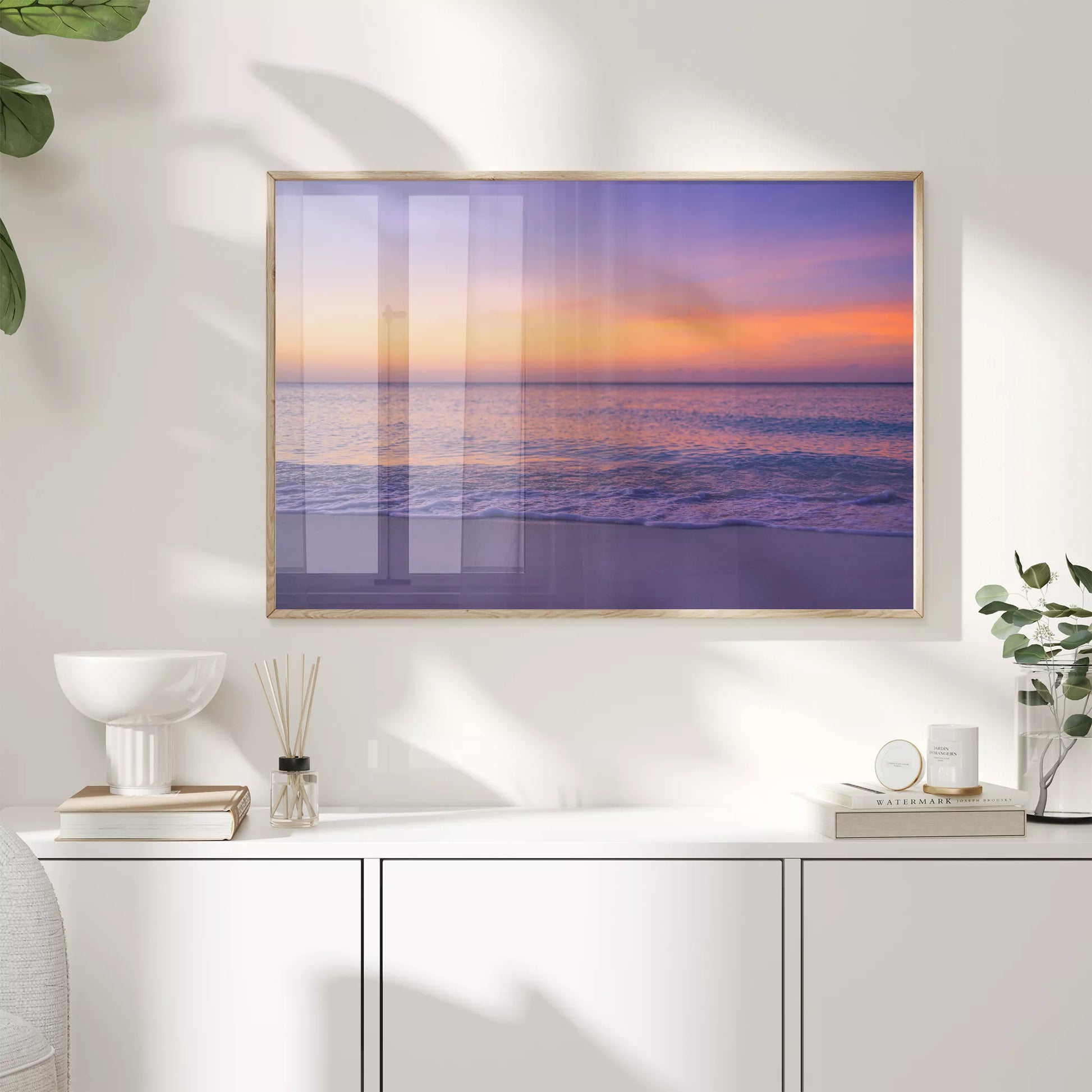 紫とオレンジの夕焼けに染まる穏やかな海の風景