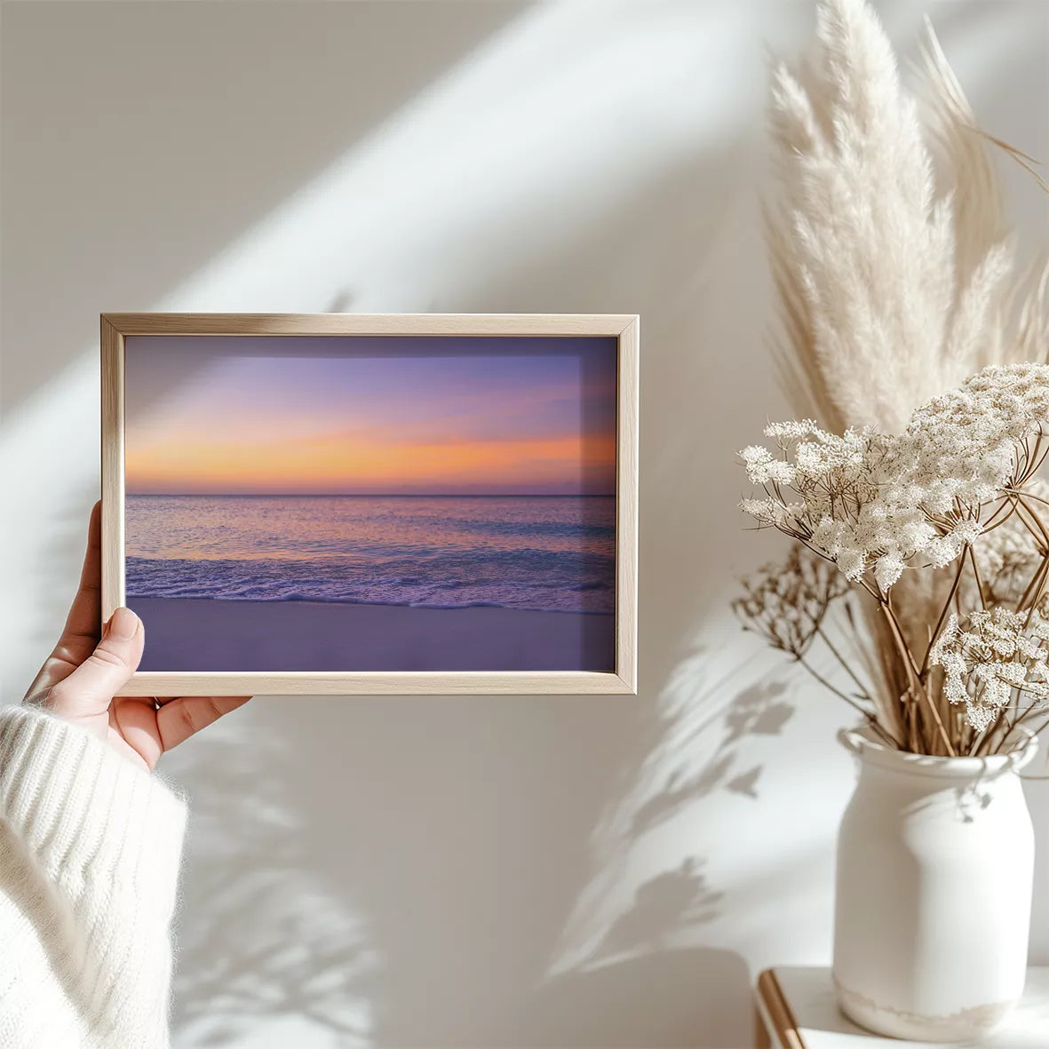 紫とオレンジの夕焼けに染まる穏やかな海の風景