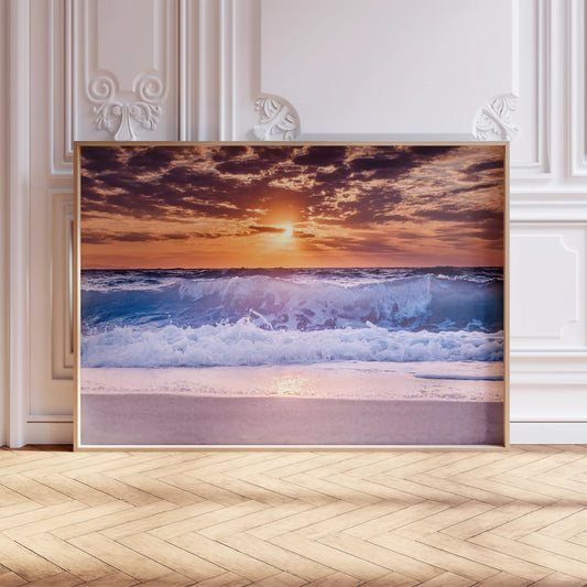 夕焼け空と打ち寄せる青い波のビーチ風景