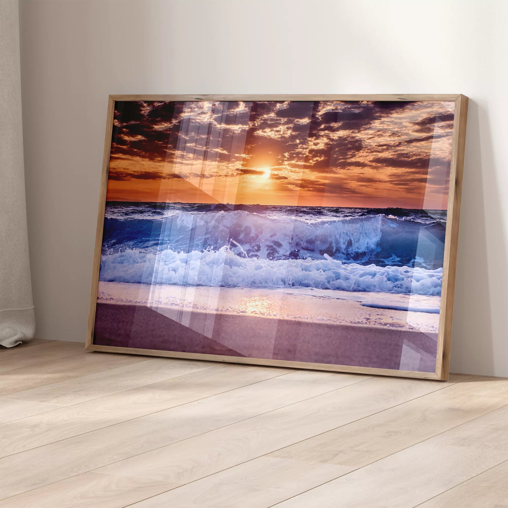 夕焼け空と打ち寄せる青い波のビーチ風景