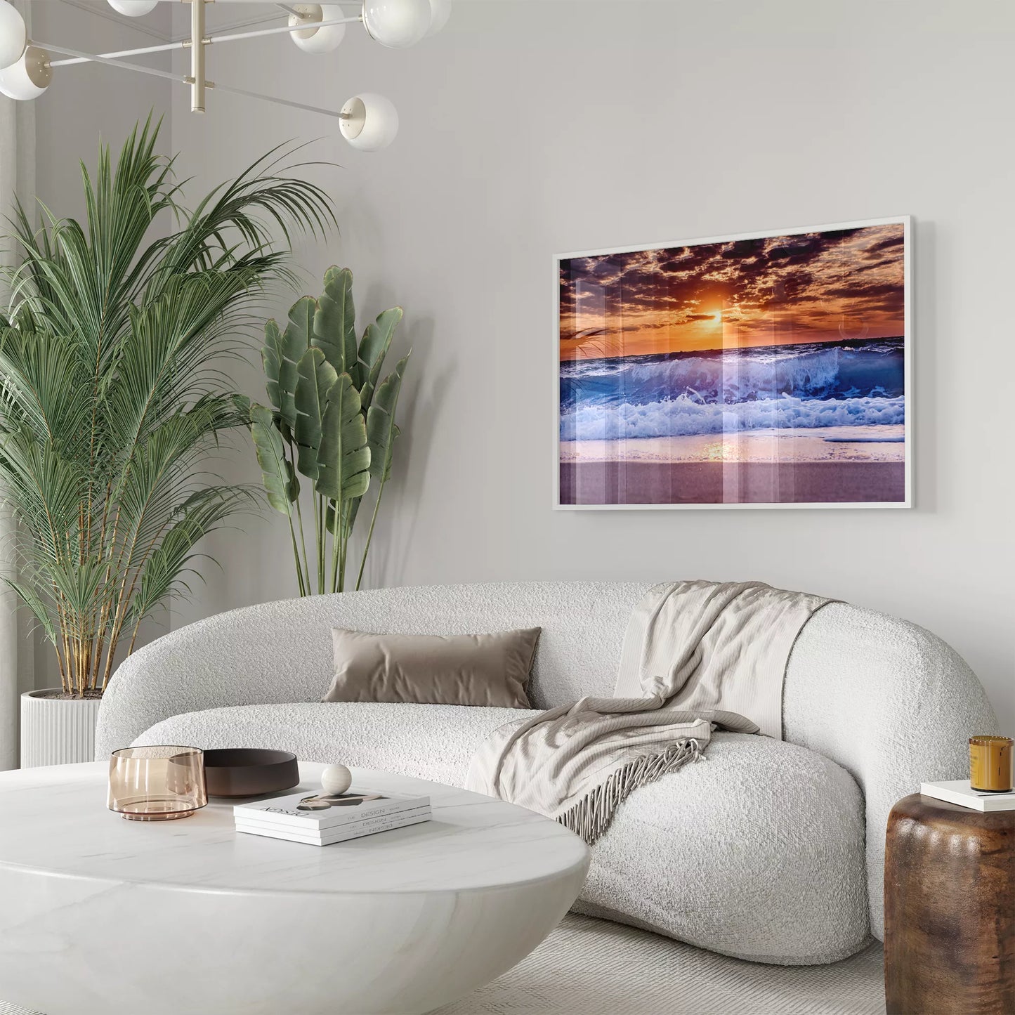 夕焼け空と打ち寄せる青い波のビーチ風景