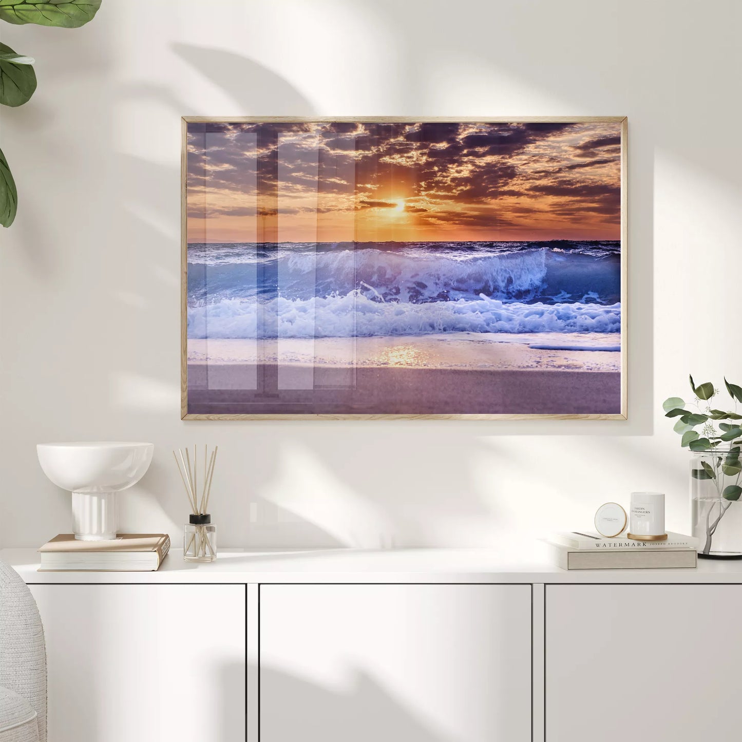 夕焼け空と打ち寄せる青い波のビーチ風景